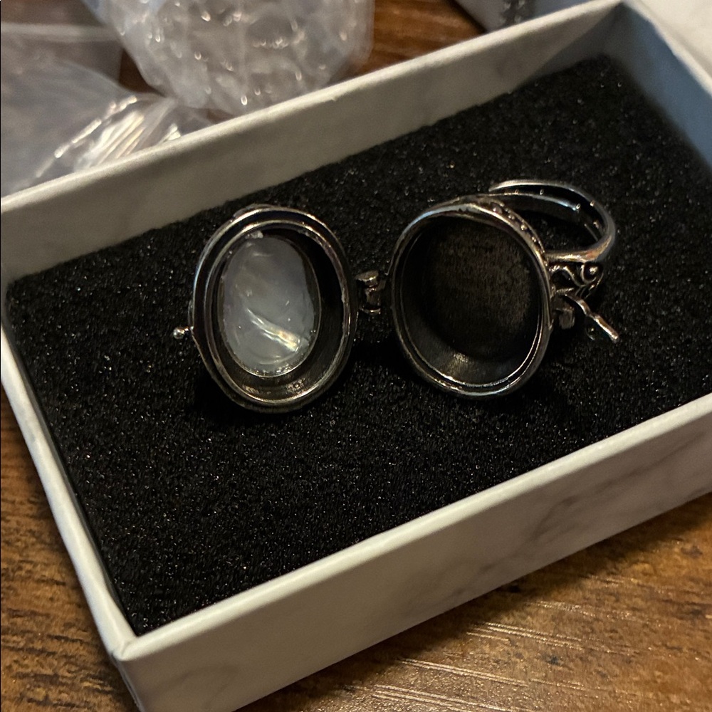 Silver-Obsidian Locket/Poison Adjustable Ring - Picture 4 of 5